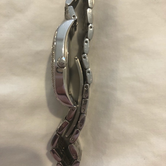 Bulova Women’s watch with diamonds and MOP - Picture 2 of 6